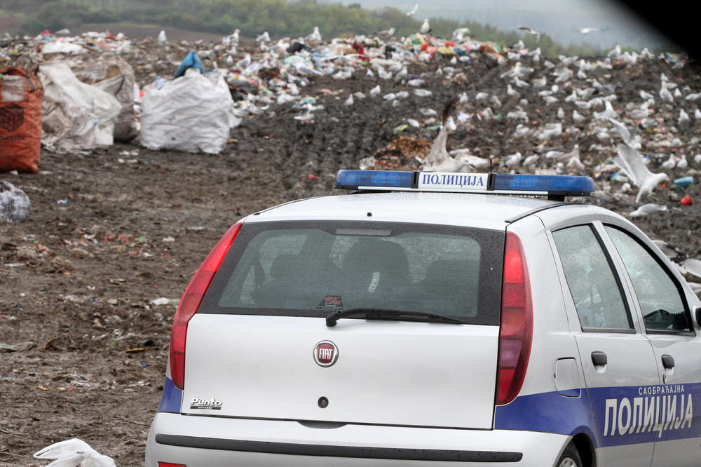 GOMILA SMEĆA SE OBRUŠILA NA RADNIKA: Nestao muškarac na deponiji kod NOVOG PAZARA, vatrogasci ga još uvek traže!
