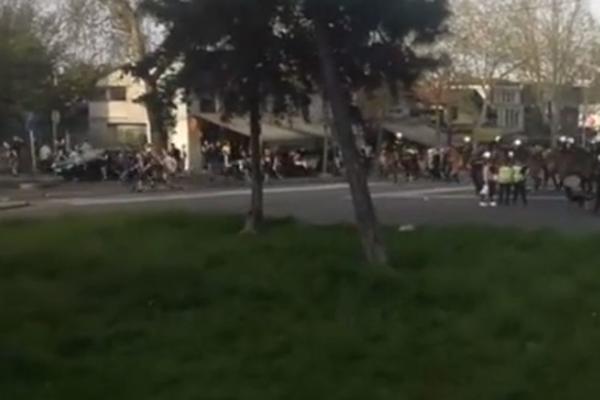TUČE NAVIJAČA ŠIROM GRADA: Okršaj Delija i Grobara na Autokomandi, policija ih rasterala! Na Kanarevom brdu povređena 2 maloletnika! (VIDEO)