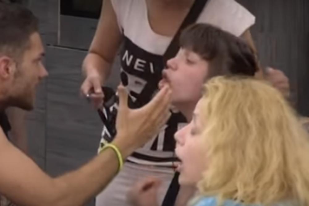 SVAĐA: FUKARO! JE*BAO SI OVU KOZU! Miljana zadigla haljinu, TRLJA GUZU o Bojana! Maze se, sve dok nije Zola skočio!