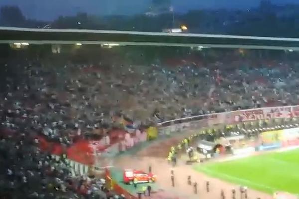 Delije skandirale ime ubijenog pripadnika Zabranjenih, a odgovor je stigao od celog Juga! (VIDEO)