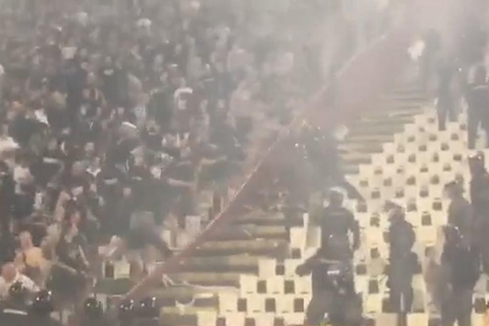 MASOVNA TUČA DELIJA I GROBARA: Letele stolice, baklje, topovski udari, Kimijeva ekipa rušila ogradu! (VIDEO)