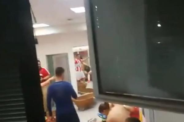 TRESE SE SVLAČIONICA! Fudbaleri Zvezde slavili veliku pobedu uz Rastine stihove! (FOTO) (VIDEO)