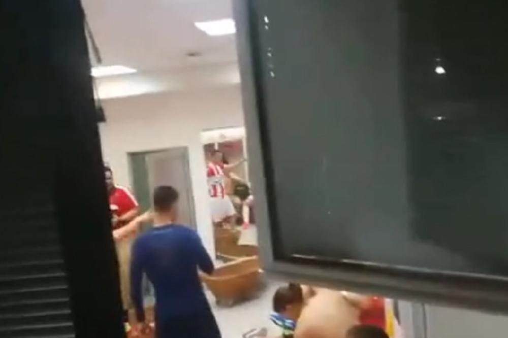TRESE SE SVLAČIONICA! Fudbaleri Zvezde slavili veliku pobedu uz Rastine stihove! (FOTO) (VIDEO)
