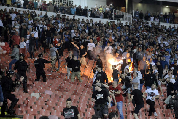 JEDVA IM IZVUKLI ŽIVE GLAVE! Pogledajte kako su roditelji spašavali decu od huliganskog pira na Večitom derbiju! (VIDEO)