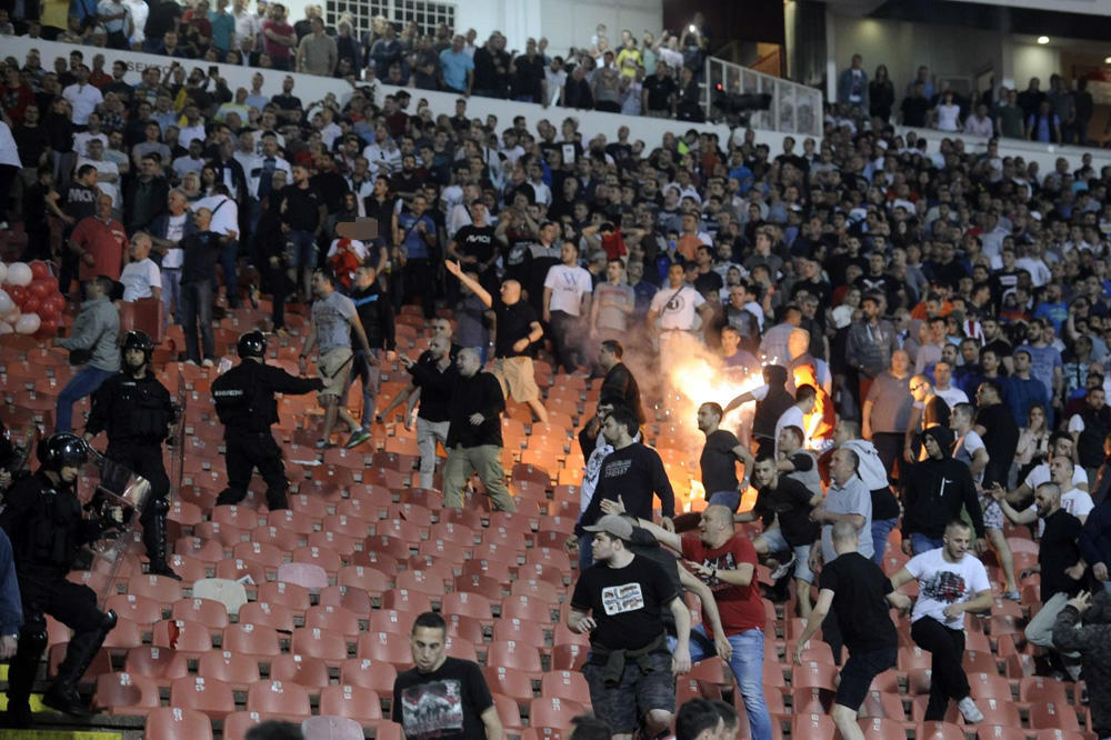JEDVA IM IZVUKLI ŽIVE GLAVE! Pogledajte kako su roditelji spašavali decu od huliganskog pira na Večitom derbiju! (VIDEO)