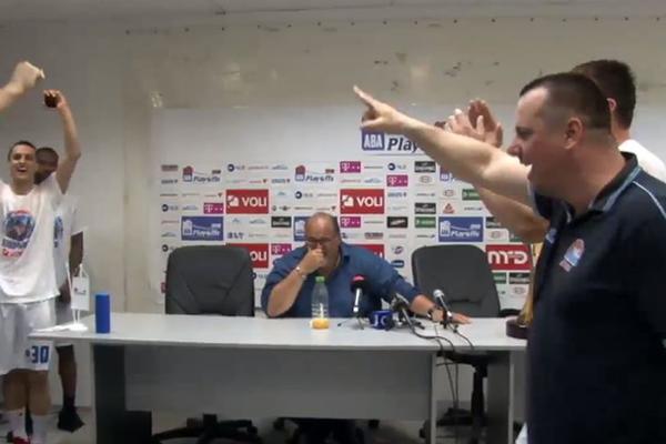 PODGORIČANI PREKINULI DŽIKIĆEVU KONFERENCIJU! Trener Budućnosti je prvo ostao hladan kao špricer, ali nije odoleo! (VIDEO)
