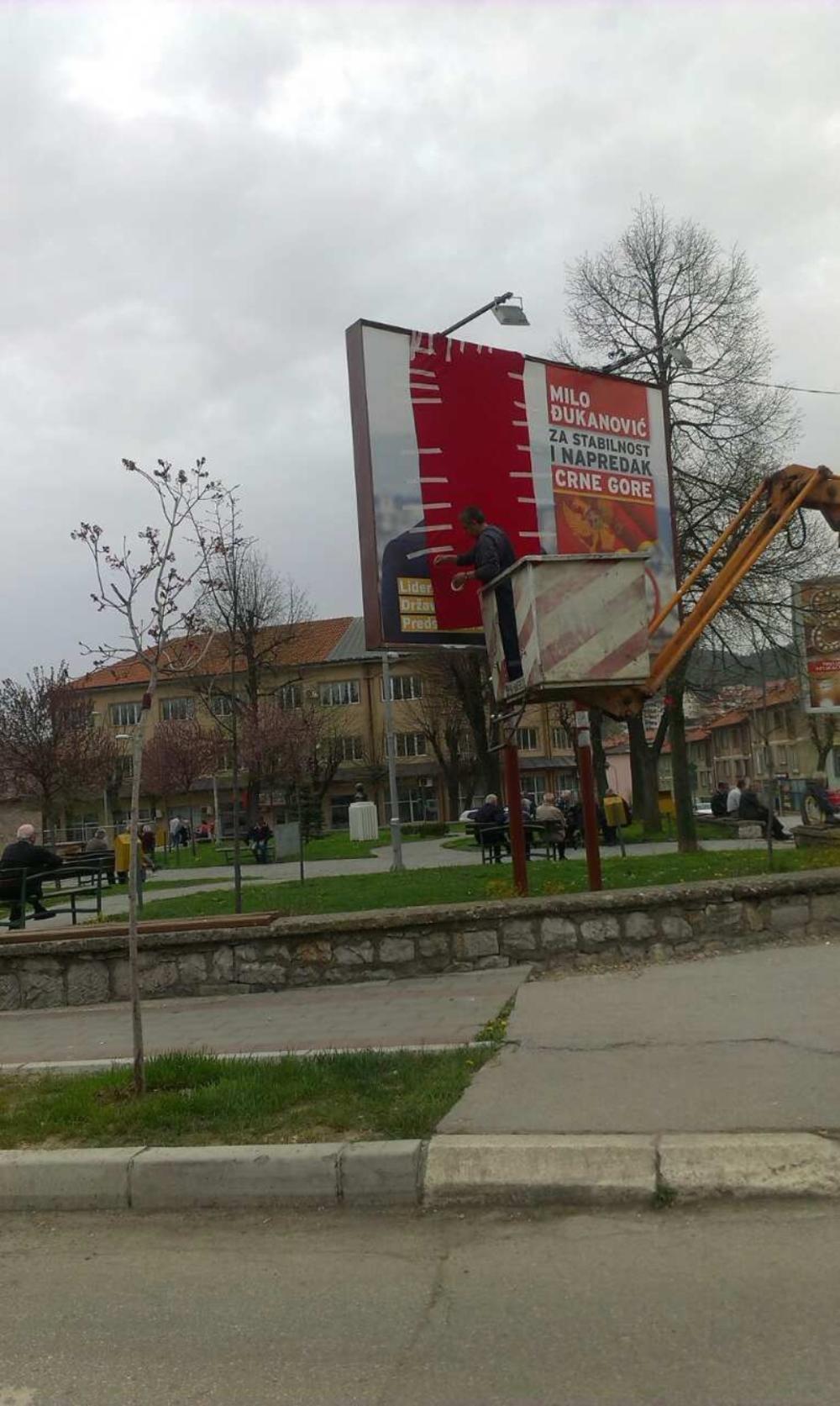 Bilbord predsedničkog kandidata Mila Đukanovića koji se nalazi u neposrednoj blizini biračkog mesta 85 Hotel Pljevlja je prekriven  