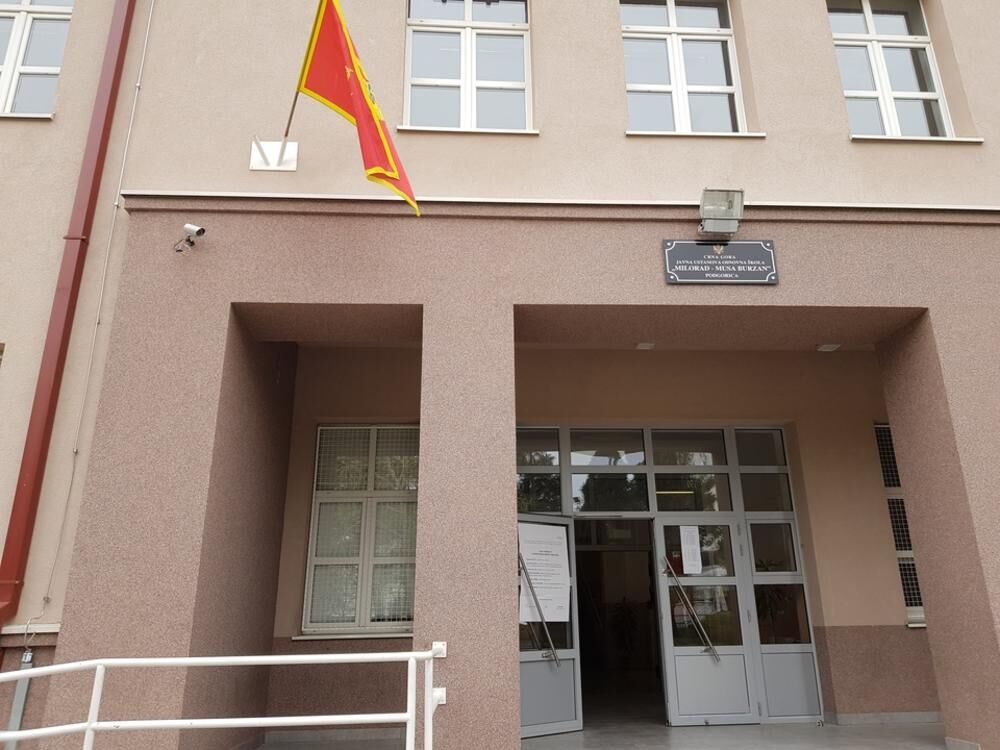 Kamera na zgradi škole u Crnoj Gori  