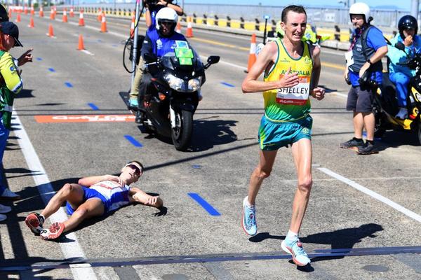 UŽAS NA MARATONU: Takmičar kolabirao, tresnuo glavom o asfalt! Bespomoćno se borio, a niko da pritrči da mu pomogne! (FOTO) (VIDEO)