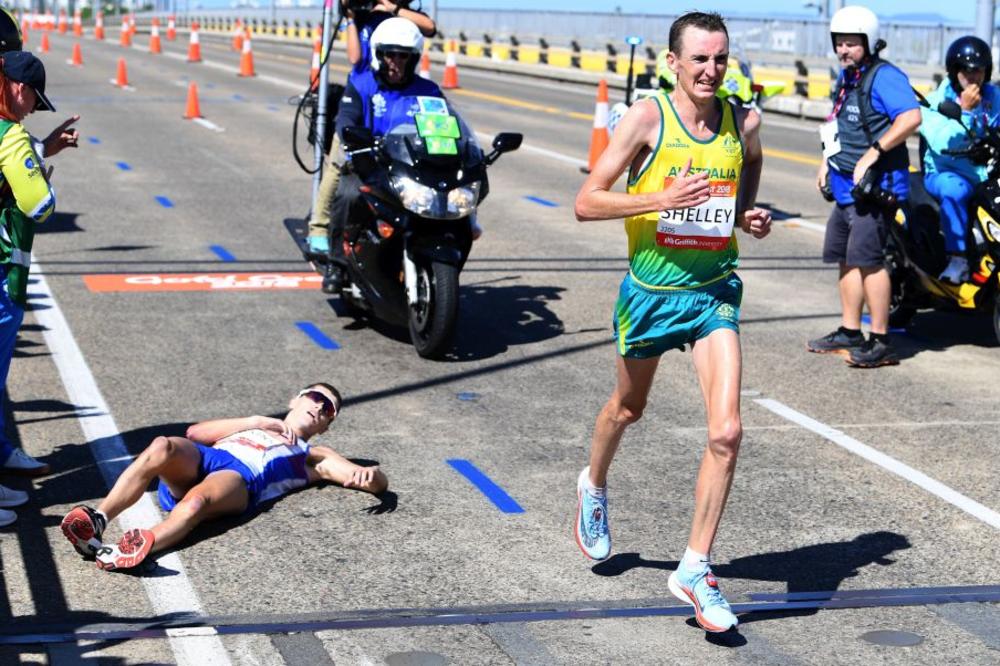 UŽAS NA MARATONU: Takmičar kolabirao, tresnuo glavom o asfalt! Bespomoćno se borio, a niko da pritrči da mu pomogne! (FOTO) (VIDEO)