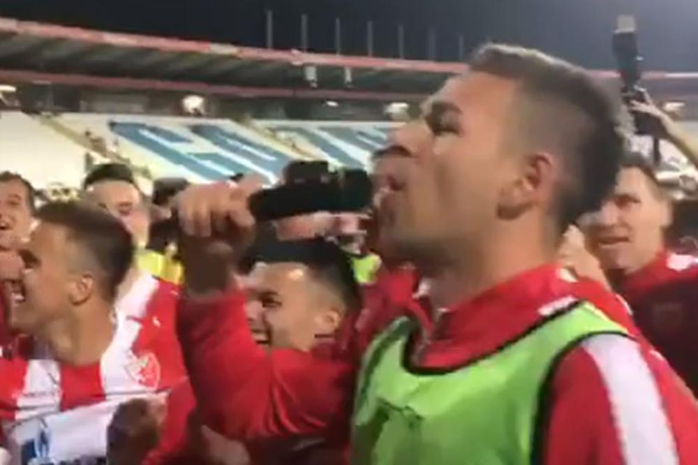 Kada se Gobeljić dokopao mikrofona pred Delijama i poveo navijanje, jedan igrač Zvezde je istog trenutka zapalio baklju! (VIDEO)