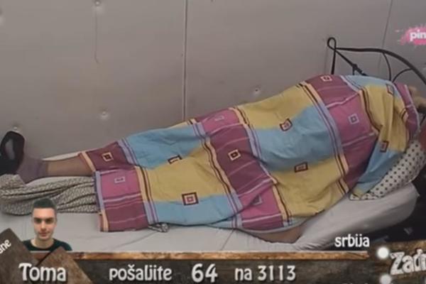 VRELA AKCIJA ISPOD JORGANA: Mina Vrbaški i Tomislav se dohvatili a evo KO IM JE UPAO U SOBU! (VIDEO)