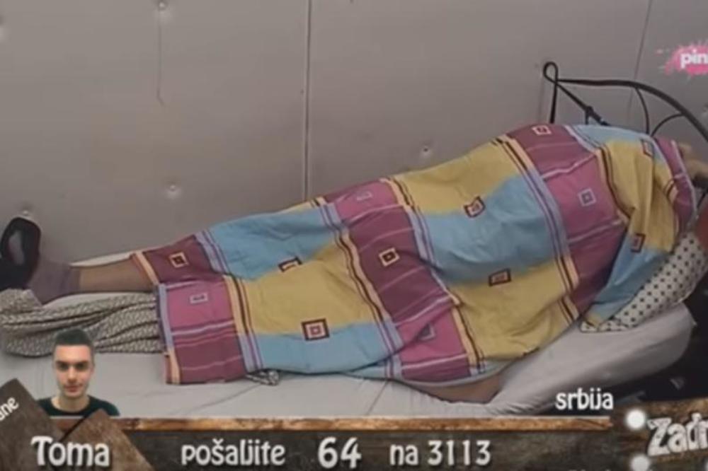 VRELA AKCIJA ISPOD JORGANA: Mina Vrbaški i Tomislav se dohvatili a evo KO IM JE UPAO U SOBU! (VIDEO)