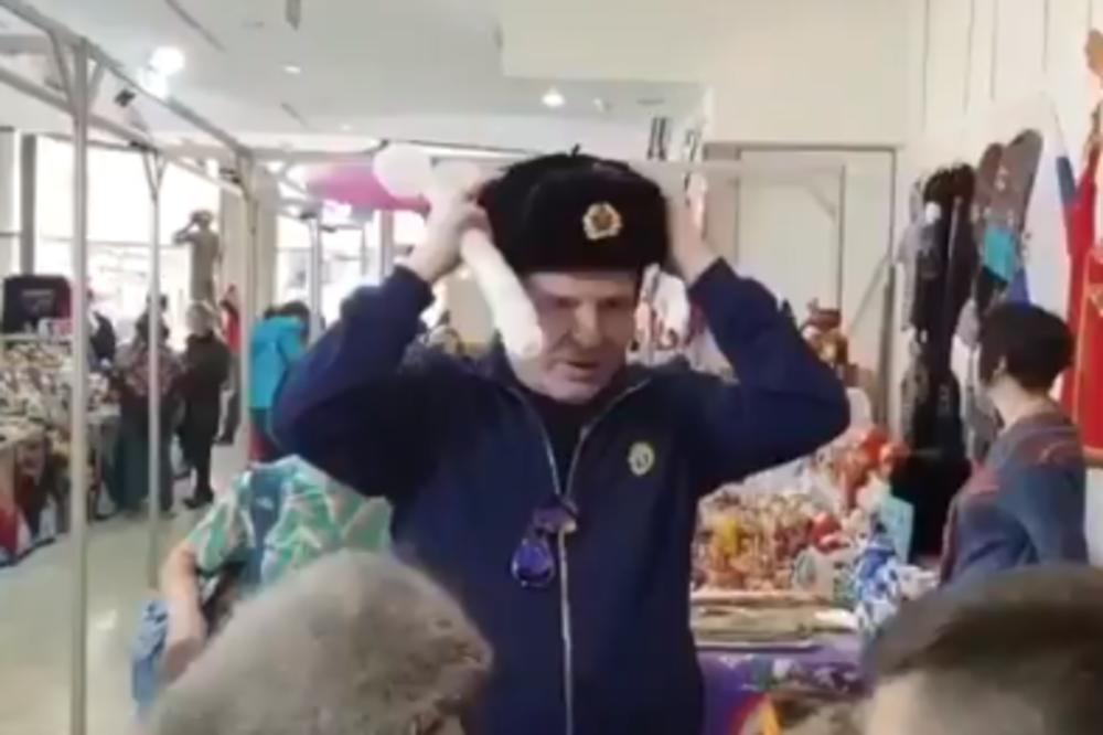 NIŠTA LEPŠE OD DANA PROVEDENOG SA UNUCIMA! RUSKA ZASTAVA, ŠUBARE, DOBRO RASPOLOŽENJE: Ovako Karić provodi vreme u Beogradu! (VIDEO)