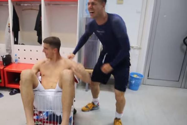 ZVEZDINA SVLAČIONICA POSLE DERBIJA: Babića ubacili u kolica i vozali ga s pivom, Jovičić citirao bivšeg trenera Partizana! (VIDEO)
