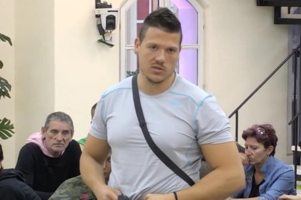 KIJINA MAJKA PITALA SLOBU DA PRIZNA DA JE PRESTAO DA VOLI KIJU PRE LUNE: Njegov odgovor je šok nad šokovima (VIDEO)