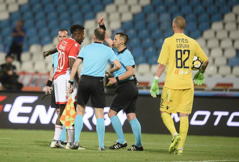 Danilo Grujić pokazuje crveni karton Mičelu Donaldu na 157. Večitom derbiju