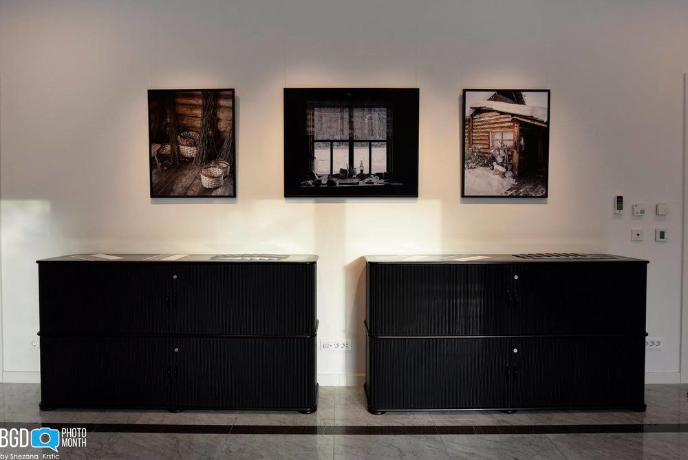 Slike prikazuju zajednicu pravoslavnih vernika  