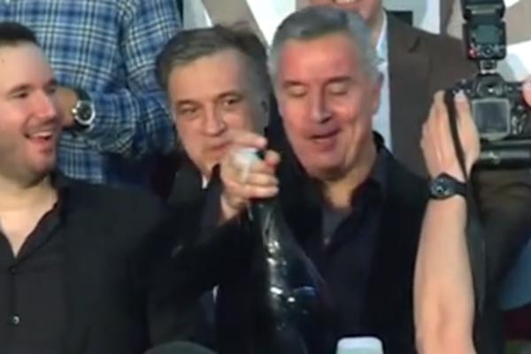 ZATO ZNA DA VLADA! Milo je otvarao šampanjac za pobedu, ALI NEŠTO JE KRENULO PO ZLU! (VIDEO)