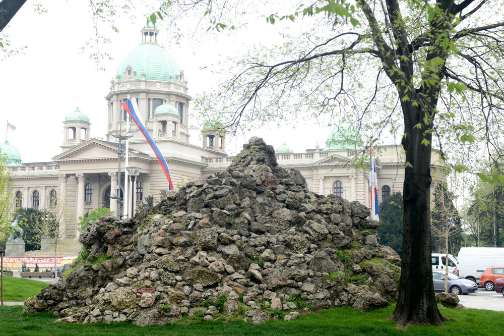ŠTA ZAPRAVO PREDSTAVLJA "GOMILA KAMENJA" PREKOPUTA SKUPŠTINE? Ovo mesto u Pionirskom parku KRIJE TAJNU! (VIDEO)