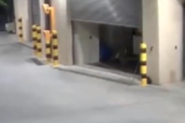 POLICAJCI SU BILI PRESTRAVLJENI: Niko ne zna da objasni šta se desilo kada su se otvorila vrata ove garaže! (VIDEO)