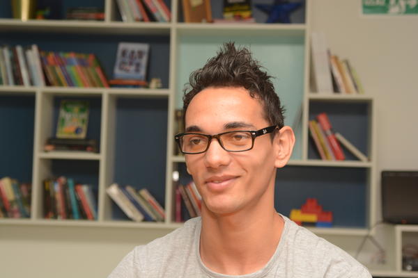 ISPOVEST EMIRA IZ SVRATIŠTA: Skupljao karton da preživi, brata blizanca su mu ubili, a sada je konobar i muzičar! (FOTO)