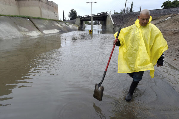 SAMO DA NE DOĐE I DO NAS... Strašna oluja pogodila Evropu! Zabeleženo 50.000 udara munja, poplave nosile sve pred sobom! (FOTO)(VIDEO)