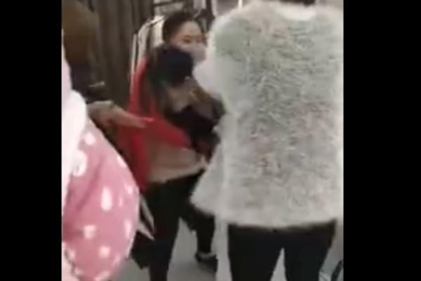 BESNA ŽENA NAPALA LJUBAVNICU SVOG MUŽA: Prvo joj iscepala odeću, a onda uradila nešto MNOGO GORE! (VIDEO)