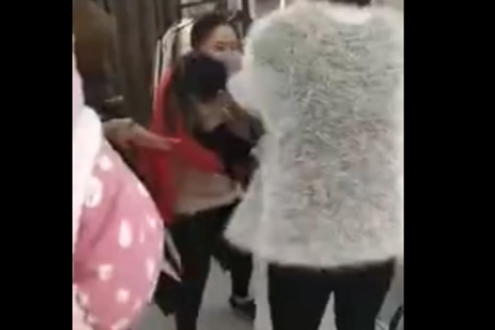 BESNA ŽENA NAPALA LJUBAVNICU SVOG MUŽA: Prvo joj iscepala odeću, a onda uradila nešto MNOGO GORE! (VIDEO)