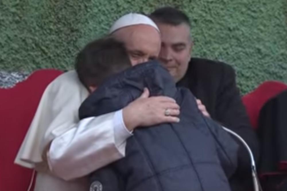 PAPA JE PRIMETIO DA JEDAN DEČAK PLAČE: Rekao mu je da mu šapne šta ga muči, a dečakovo pitanje je sve raznežilo! (VIDEO)