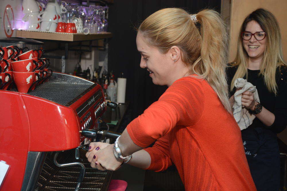 Ana u akciji pravljenja espresa