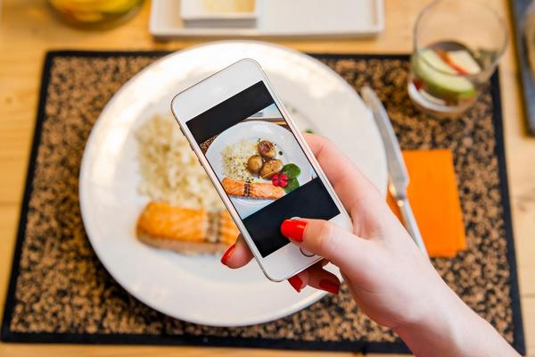 Slikate svoje obroke i kačite ih na Fejs? NEĆE VAM SE SVIDETI ŠTA TO ZNAČI!