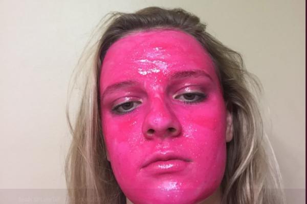 OFARBALA JE LICE U ROZE I TO ZAUVEK! Sada preti TUŽBOM a nikome nije jasno šta je htela (FOTO)