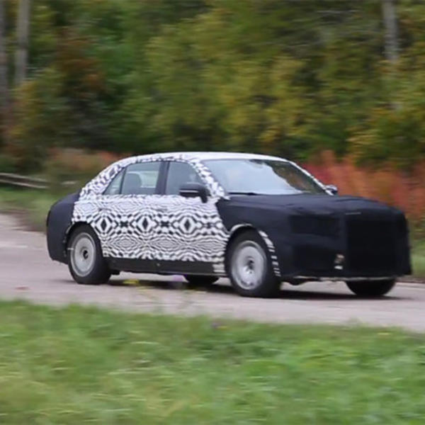 MAŠINA KOJA ĆE VOZITI PUTINA: Ovo je predsednikov SUPER AUTO, i ispunjava jedan bitan uslov! (VIDEO)