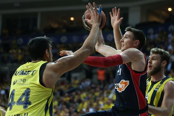 Bogdan sa tribina pomogao Feneru da povede protiv Baskonije! Herojska partija Žalgirisa u Pireju! (VIDEO)