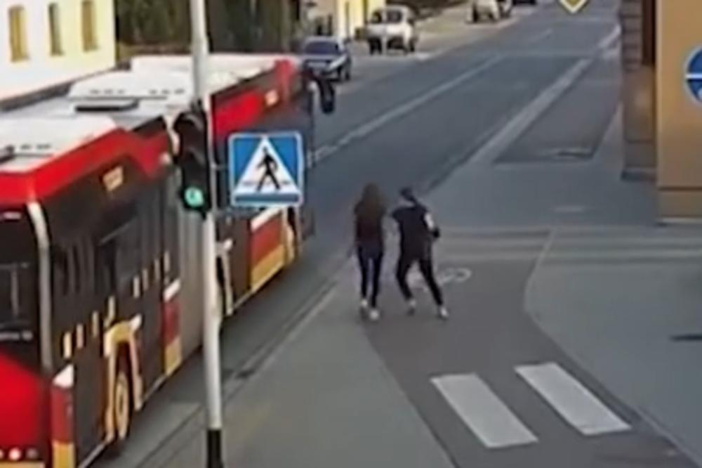 SEKUNDE SU JE DELILE OD SMRTI: Tinejdžerka gurnula drugaricu pod autobus, koji je promašio NJENU GLAVU za milimetar! (VIDEO)