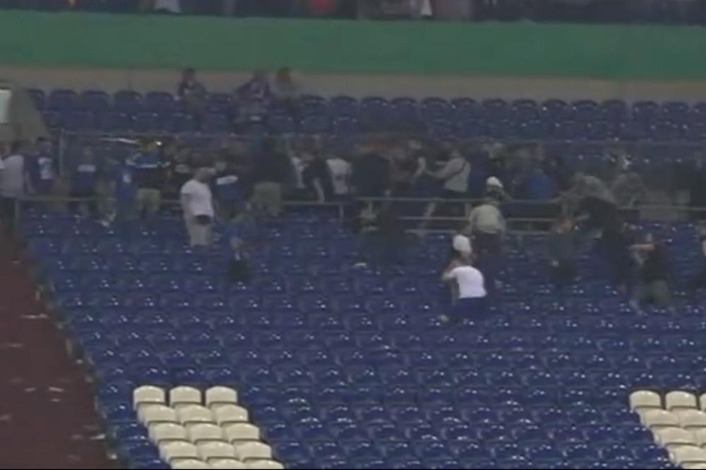 BACILI JOVIĆEV GOL U DRUGI PLAN! Masovna tuča navijača na utakmici Šalke - Ajntraht! (VIDEO)