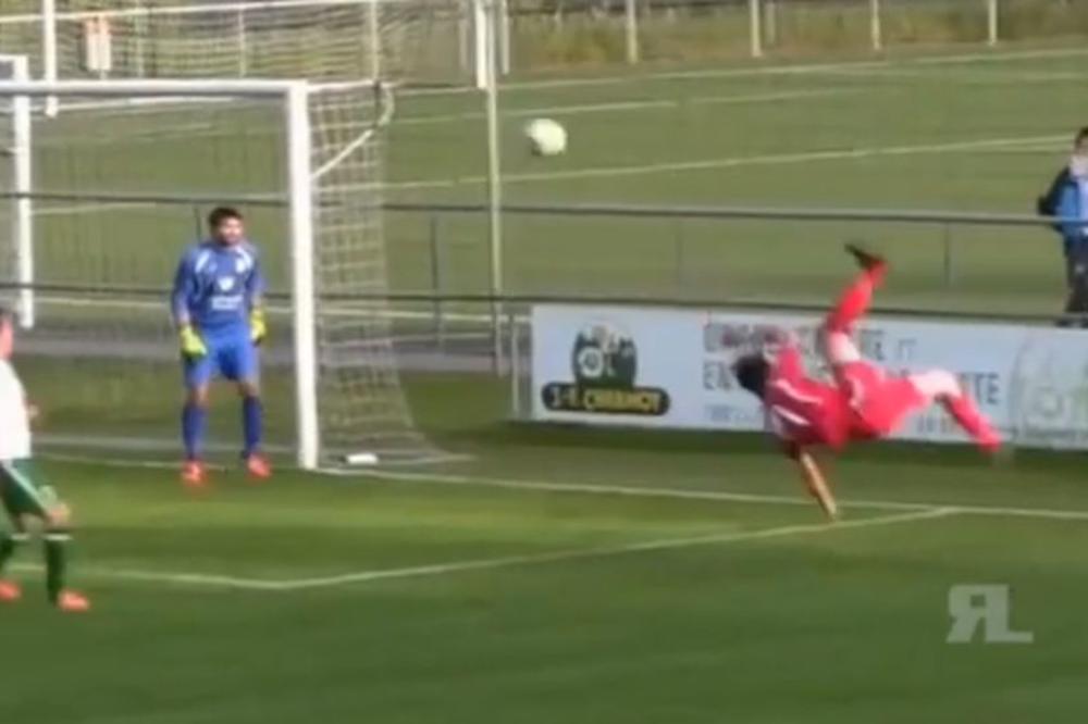 KOJI JE ON SEBI KRALJ! Tresnuo makazicama loptu u sopstvenu mrežu, saigrači u neverici! (VIDEO)