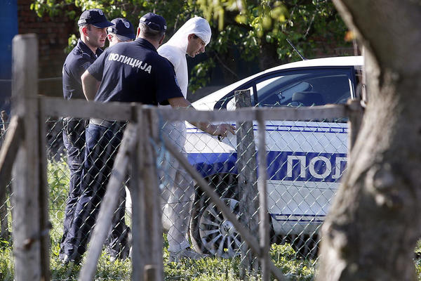 OVO JE MONSTRUM KOJI JE NOŽEM PREKLAO BAKU, TUKAO JE ŠTANGLOM PA POZVAO POLICIJU! I sve to zbog jedne rečenice! (FOTO)