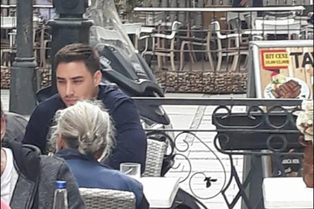 BAKA JE IMALA SAMO DVE UVELE RUŽE U RUCI: Ovaj MLADIĆ je vratio veru u ljude mnogim Beograđanima! (FOTO)