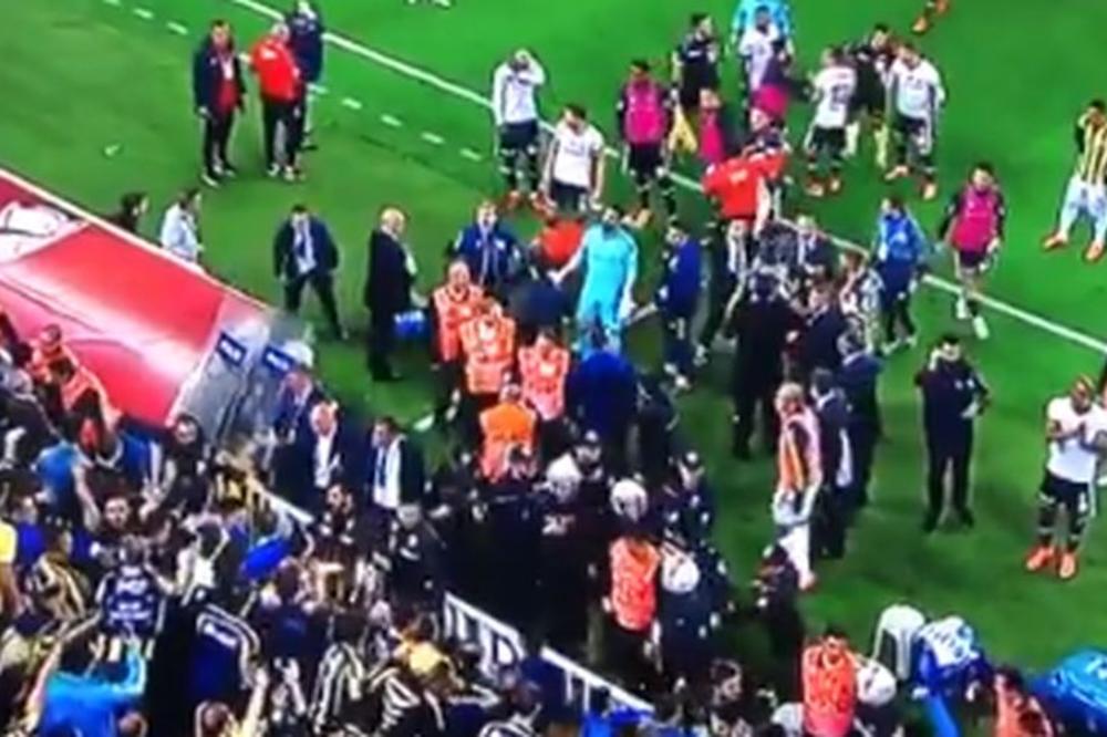 LUDNICA U TURSKOJ! Prekinut derbi Fenera i Bešiktaša, potpuni haos u Istanbulu! (FOTO) (VIDEO)