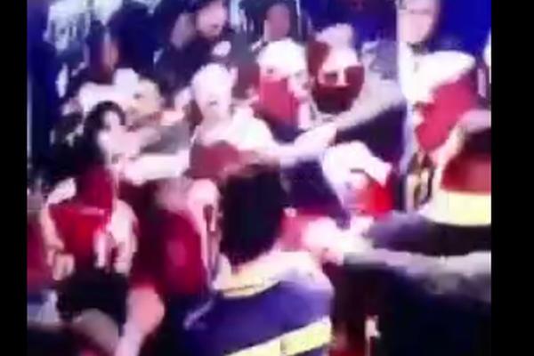 POJAVIO SE SNIMAK IZ TUNELA: Brutalna makljaža ljudi iz Fenera i Bešiktaša, surovo pesničenje, španske kragne, krv lipti niz lica! (FOTO) (VIDEO)