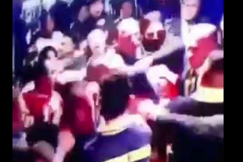 POJAVIO SE SNIMAK IZ TUNELA: Brutalna makljaža ljudi iz Fenera i Bešiktaša, surovo pesničenje, španske kragne, krv lipti niz lica! (FOTO) (VIDEO)