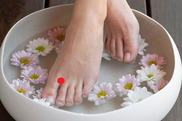 Masirajte ovu tačku na stopalu SVAKI DAN, 2 MINUTA: Učiniće ČUDO za vaše ZDRAVLJE!