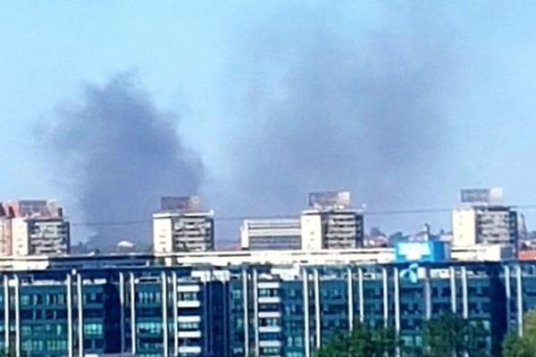 GUST DIM SE ŠIRI IZNAD ZEMUNA: Veliki POŽAR u beogradskoj opštini! (VIDEO)