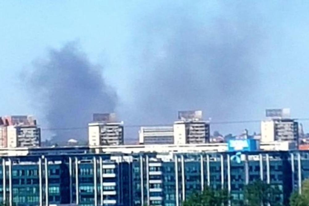GUST DIM SE ŠIRI IZNAD ZEMUNA: Veliki POŽAR u beogradskoj opštini! (VIDEO)