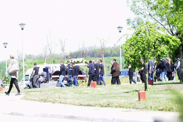 SAHRANJEN LUKA RADULOVIĆ: Više od 1000 ljudi ispratilo na večni počinak ubijenog vozača Bentlija! (FOTO)