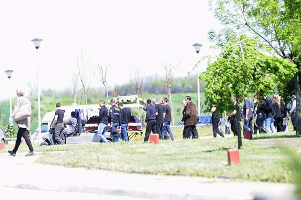 SAHRANJEN LUKA RADULOVIĆ: Više od 1000 ljudi ispratilo na večni počinak ubijenog vozača Bentlija! (FOTO)