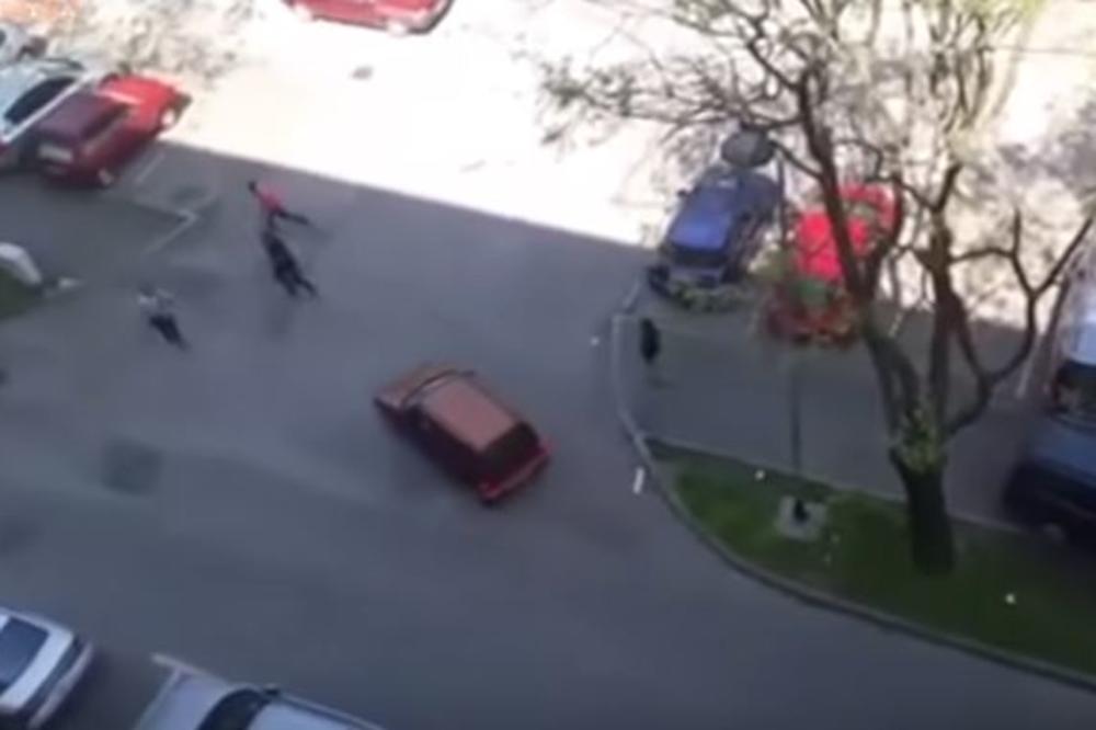AUTOM HTEO DA POGAZI LJUDE ISPRED ŠKOLE: Brutalna tuča u komšiluku, letelo kamenje, udarali se letvama! (VIDEO)