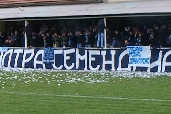 NEVERICA! Srpski navijači održali PARASTOS PREMINULOM AUTOBUSU, igrali fudbal na parkingu... (FOTO)